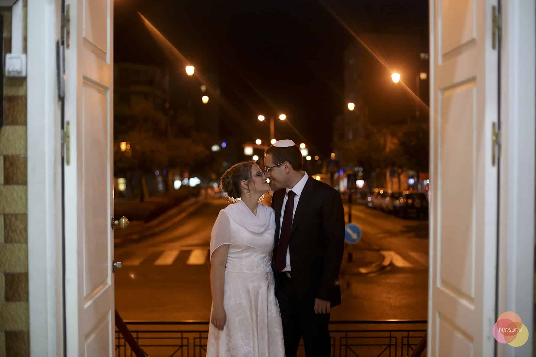 זוג מתחתן בבית הכנסת הגדול. למצולמים אין קשר לכתבה. צילום חופית שלוש צלמות (1)