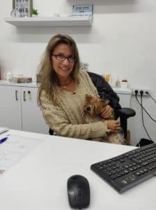 חיסון כלבת – אסנת מזכירת המחלקה הוטרינרית בזמן חיסונים – צילום- המחלקה הוטרינרית עיריית בת ים