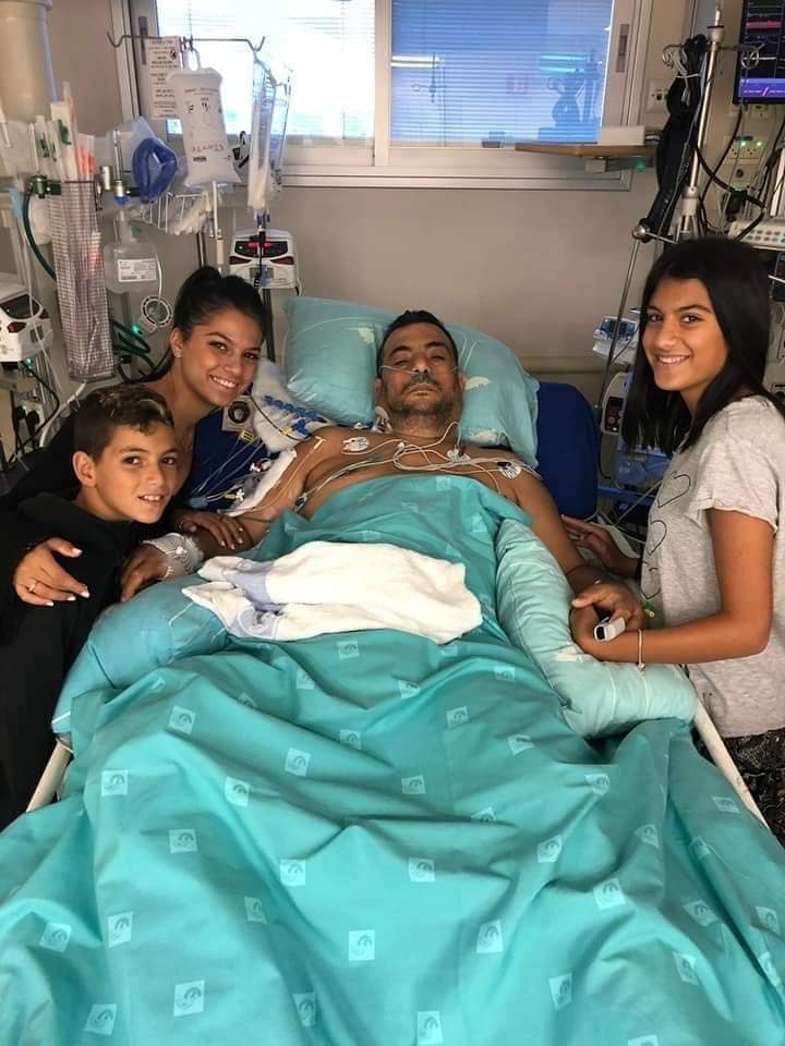 משפחתו של אמנון סביב מיטתו בבית החולים- צילום פרטי