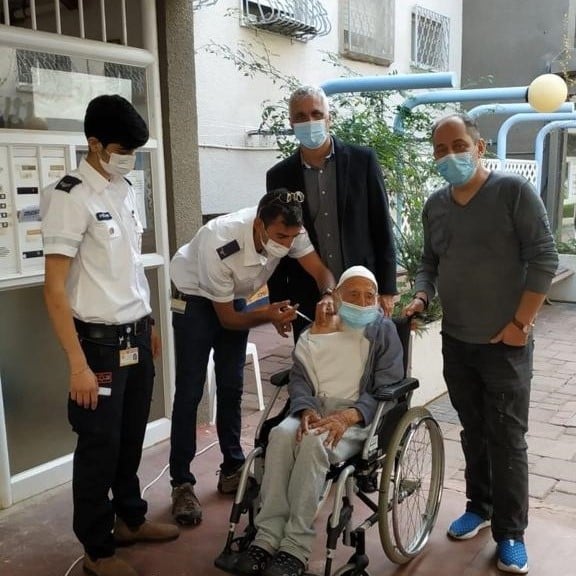 צוות מד"א מחסן את חסן אהרון בן 106. צילום: דוברות עיריית יהוד מונוסון