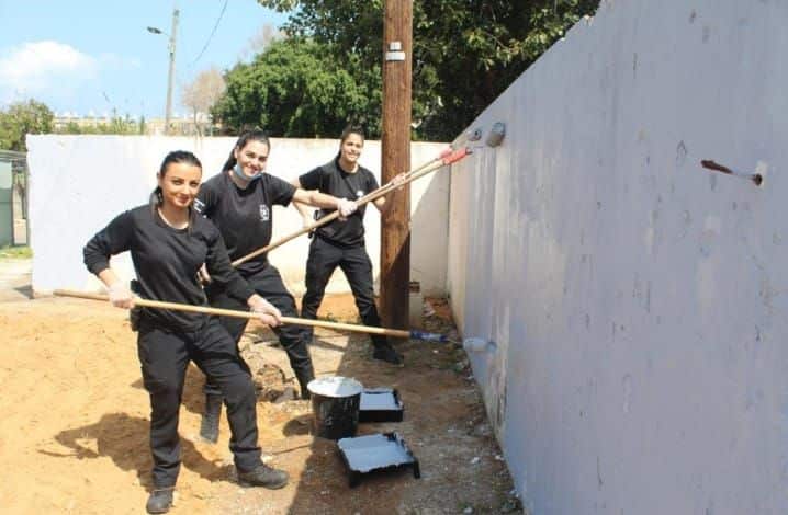 שוטרים צובעים צילום דוברות משטרת ישראל