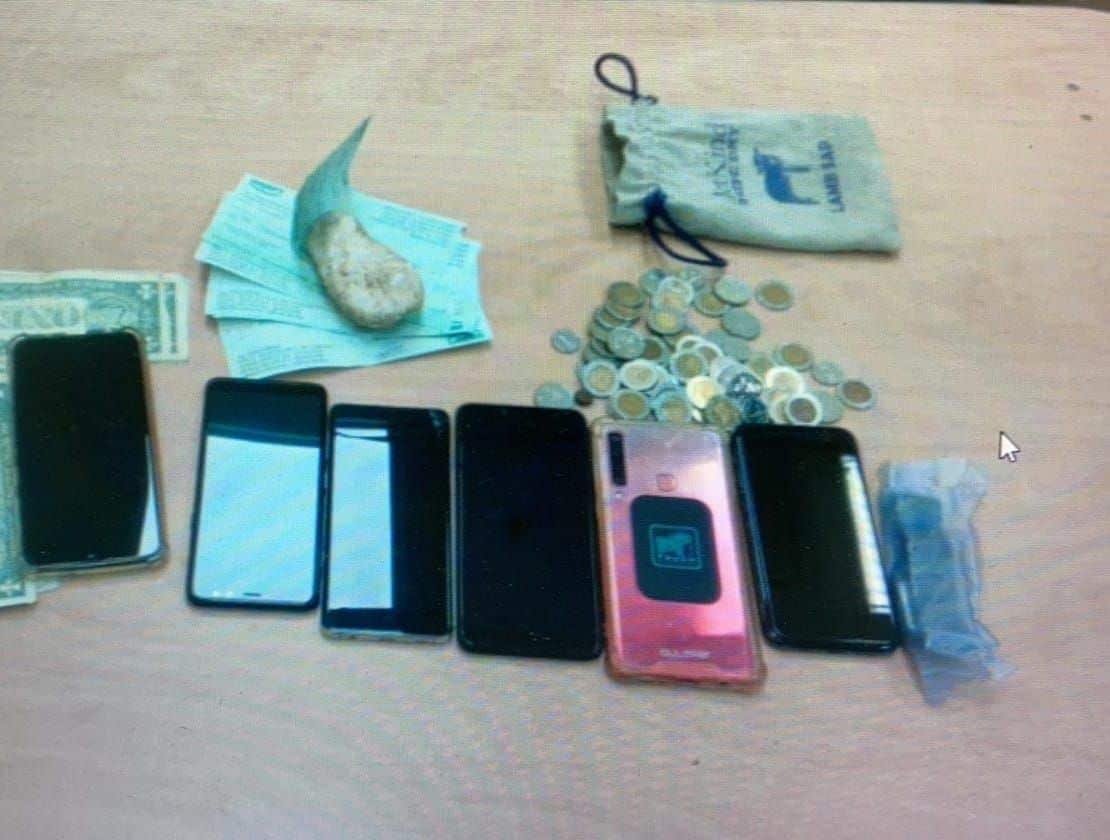 כסף שטרות טלפון פלאפון כרטיס אשראי צילום דוברות משטרת ישראל