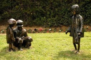 פסלי ילדי השואה בחצר בית להיות בחולון צילום-עיריית חולון