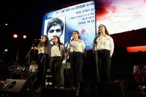 תלמידי מגמת המוזיקה של בית הספר קריית שרת בטקס לזכר חללי מערכות ישראל וחללי פעולות האיבה תשפא 2021 בחולון, צילום-טל קירשנבאום (13)