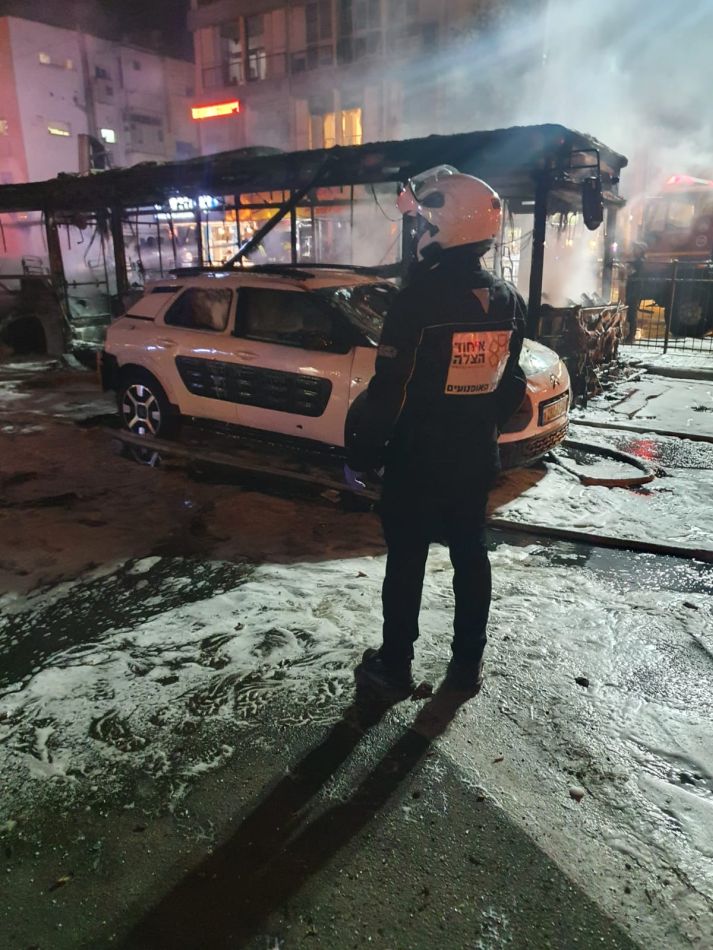 אוטובוס שרוף רקטה צילום דוברות איחוד הצלה