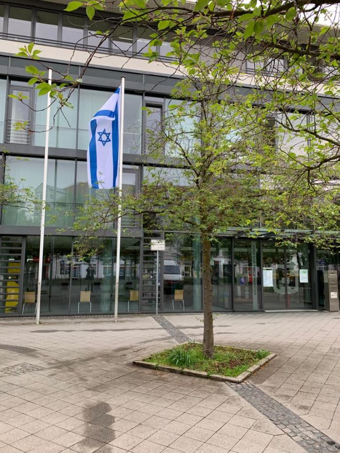 דגל ישראל בחזית בניין המשרדים של קרייס אופנבך