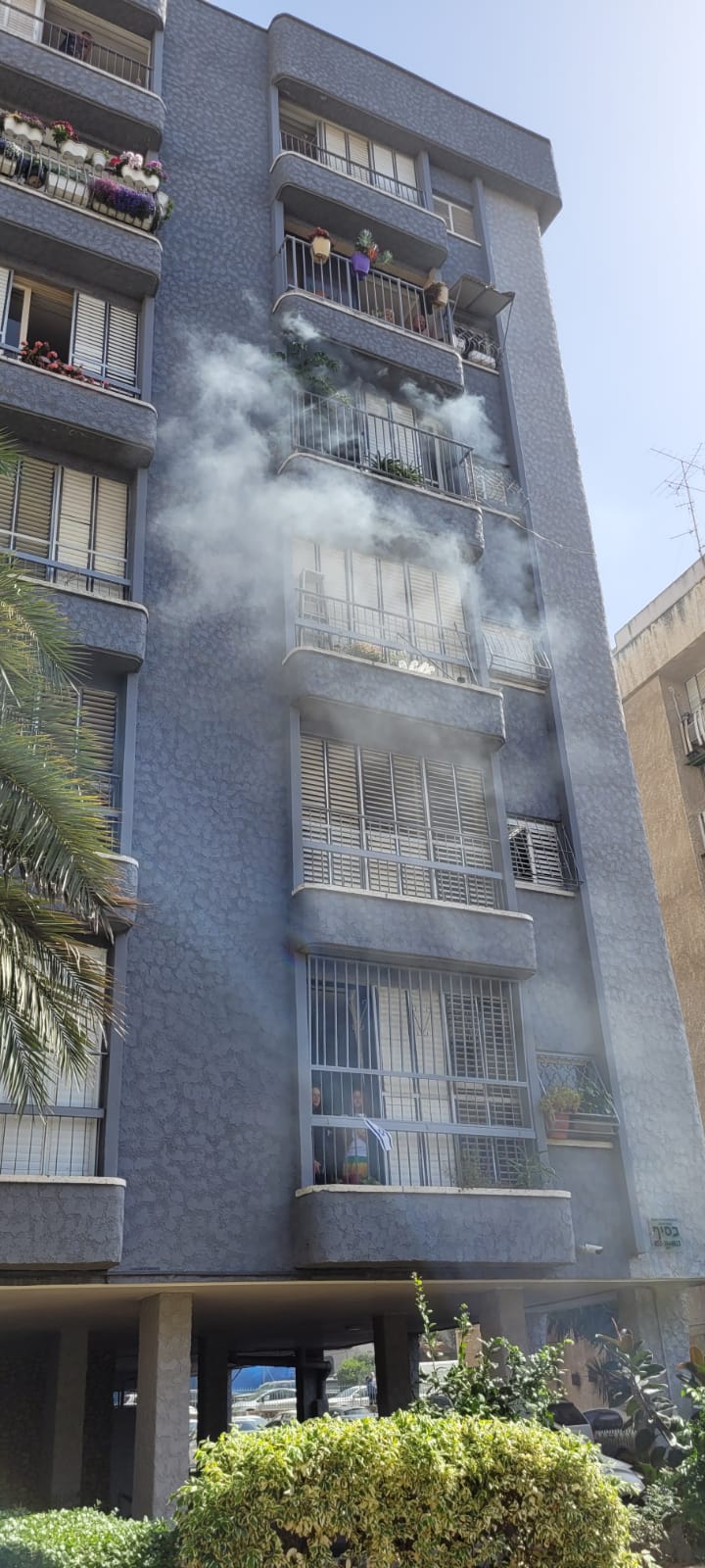 העשן מהבניין ברחוב אלקלעי- צילום דוברות כבאות והצלה