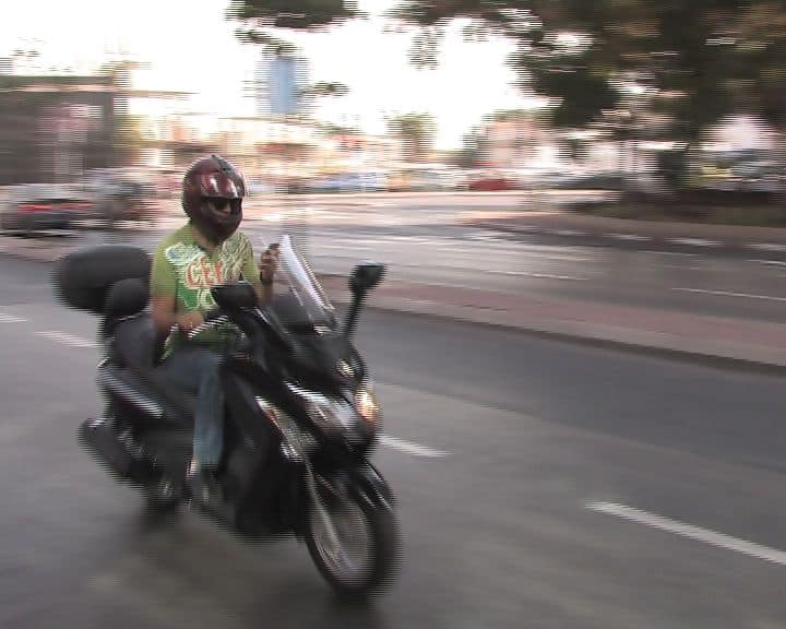 שליח אופנוע קטנוע צילום אור ירוק