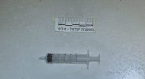 המזרק שנמצא בדירה. צילום: משטרת ישראל