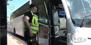 שוטר בודק אוטובוס- צילום דוברות משטרת ישראל