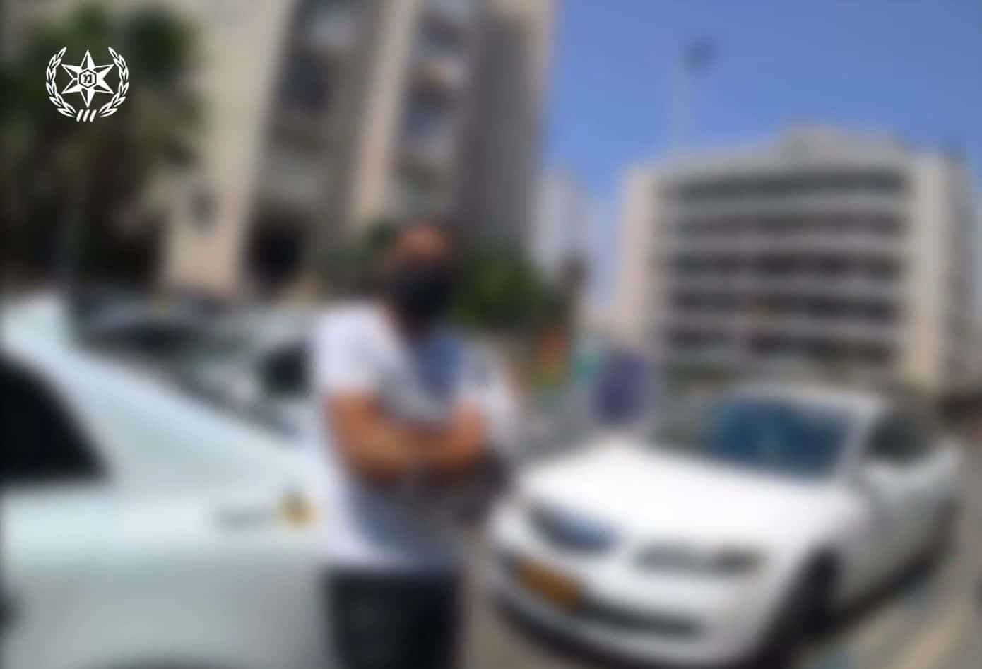 בעל המספרה לאחר שנתפס- צילום דוברות משטרת ישראל