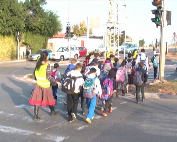ילדים בית ספר כביש מעבר חצייה תלמידים צילום עמותת אור ירוק