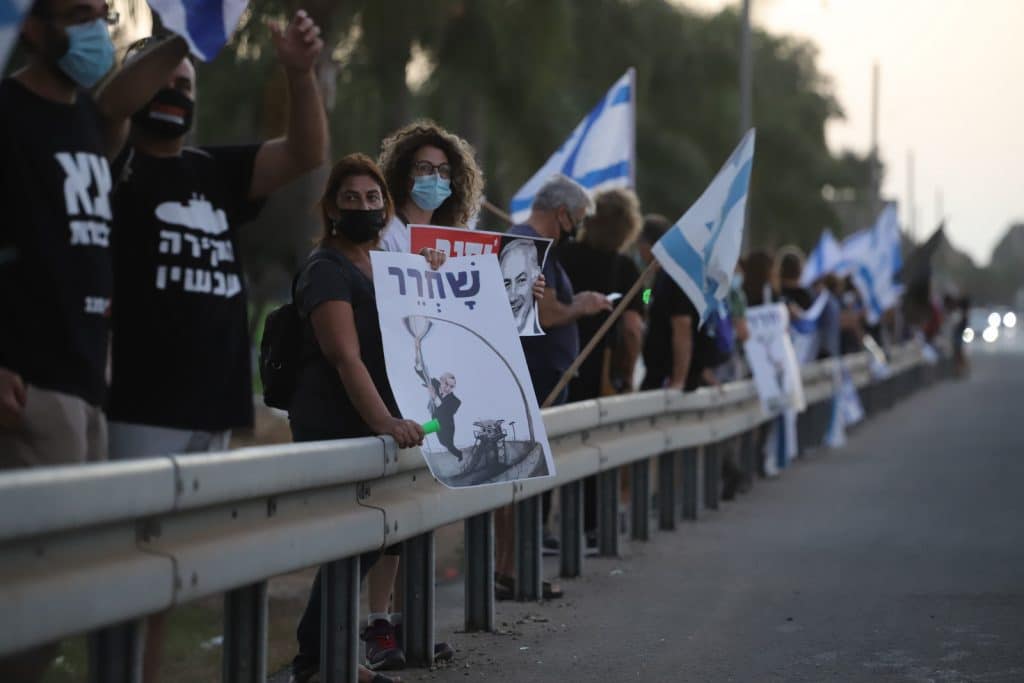 בימי שיא הפגנות המחאה נגד ביבי התכנסו להם המפגינים עם השלטים לאורך כביש הכניסה לאור יהודה