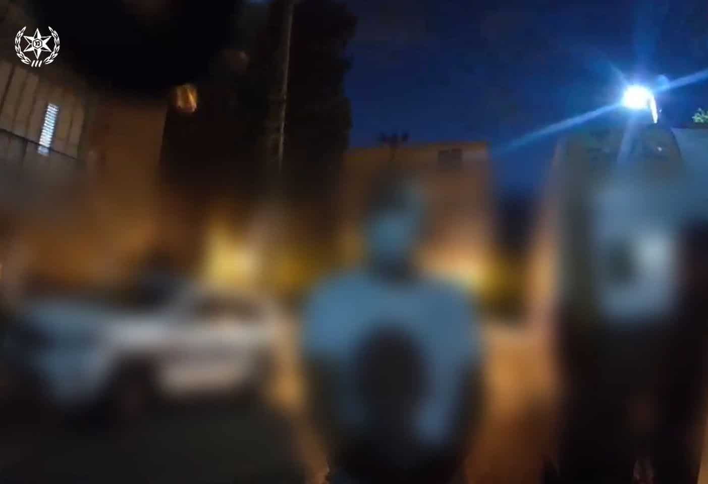 מאומת הקורונה מול השוטר- צילום דוברות משטרת ישראל