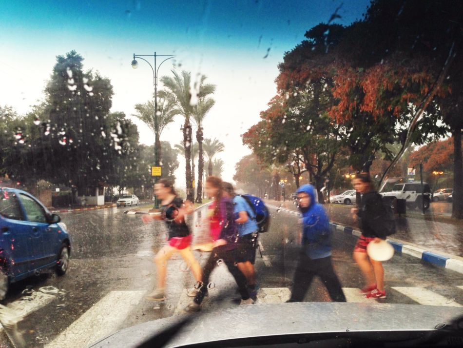 ילדים גשם חורף צילום אור ירוק