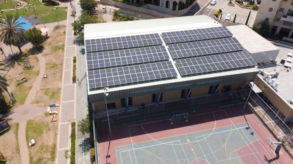 פאנלים סולאריים על גג בית הספר שמיר. צילום-החברה הכלכלית לפיתוח חולון