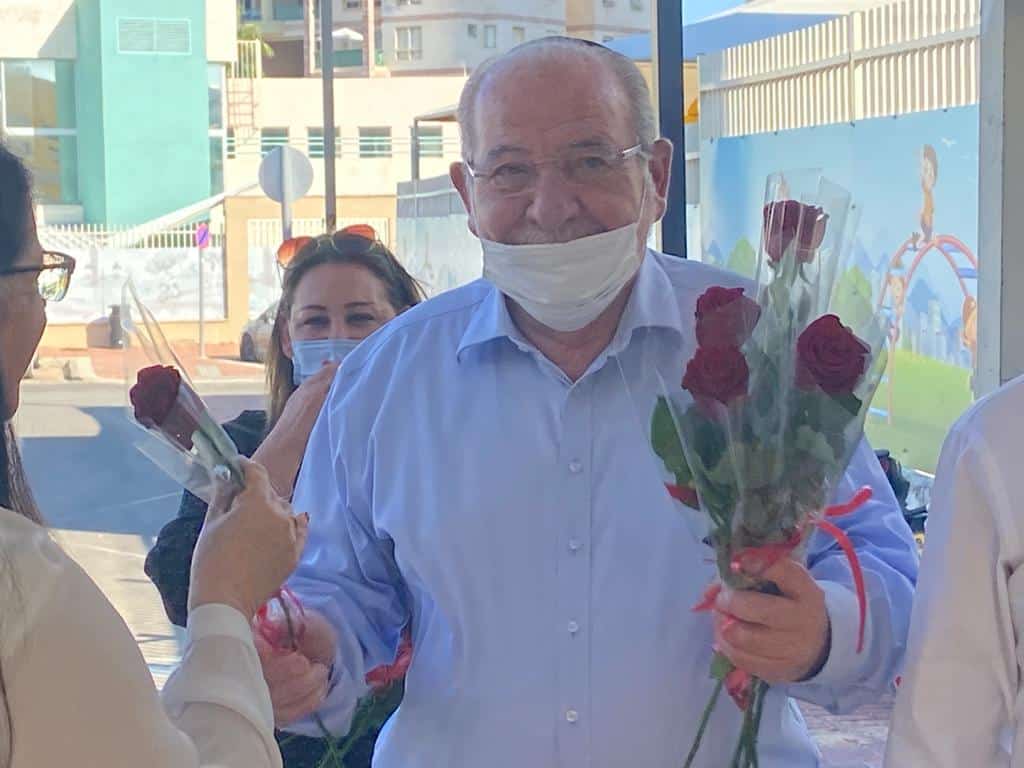 ראש העיר רחמים מלול מחלק ורדים למורים ביום המורה