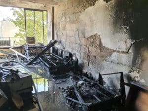 דירה שרופה שריפה צילום דוברות כבאות והצלה מחוז דן, תחנה אזורית חולון