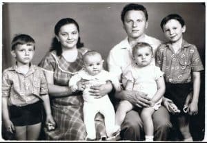 האח מצד שמאל. שנות ה80 בברית המועצות. צילום ארכיון המשפחה