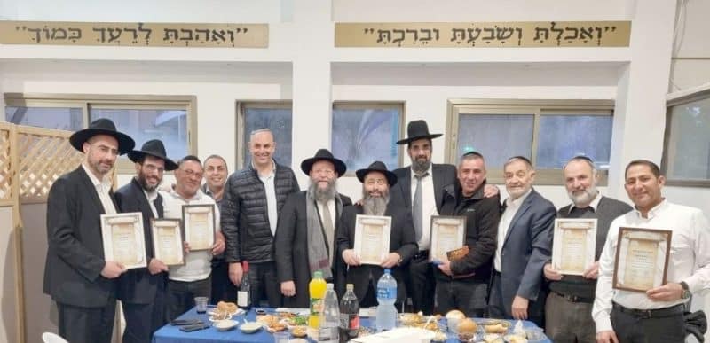 משגיחי הכשרות בלוד עם ראש העיר והרב הראשי ועם תעודות הרבנות הראשית לישראל