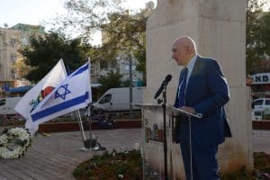 שגריר רומניה בישראל ראדו יואניד בטקס בחולון לציון 80 שנה לטביעת אוניית המעפילים סטרומה. צילום-אלי נאמן (21)