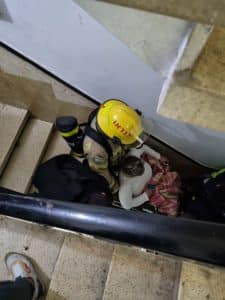 כבאי חילוץ מדרגות צילום דוברות כבאות והצלה