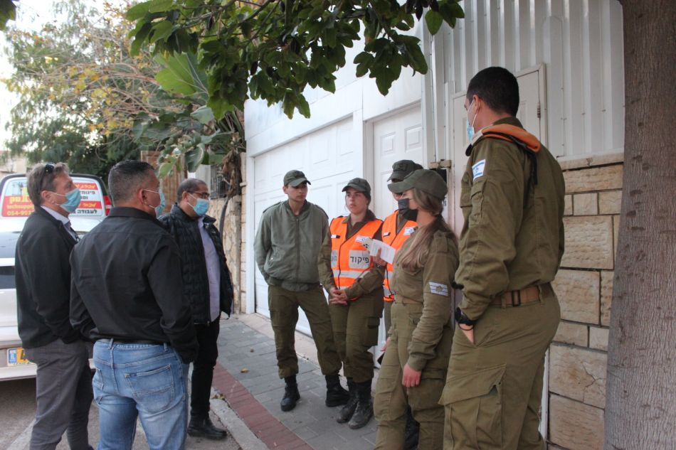 מנהלי עיריית חולון יחד עם חיילי פיקוד העורף בעת סקר המקלטים בבניינים המשותפים צילום-עיריית חולון