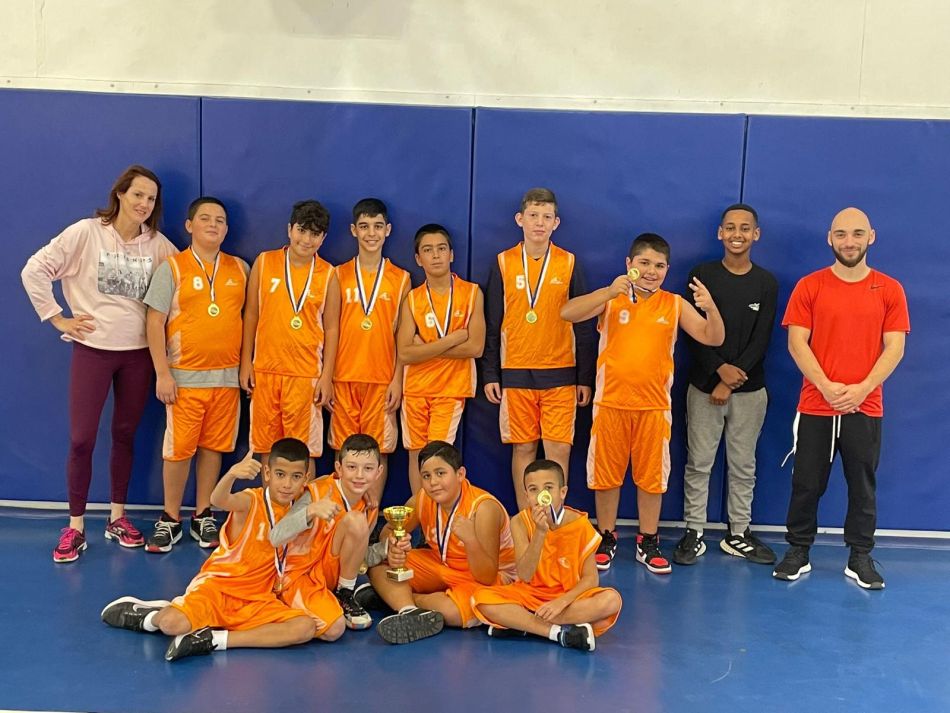נבחרת כדורסל של בית הספר זוכה במקום הראשון באליפות בת-ים 2022 צילום בית הספר דוד אלעזר