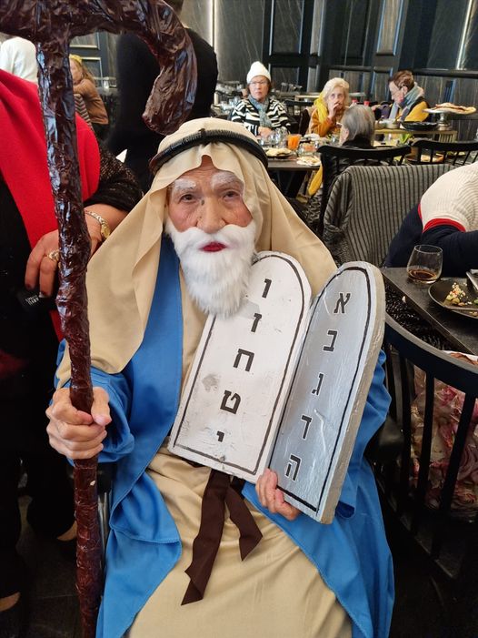 רחל חסון בת 93 שהתחפשה למשה רבנו וזכתה בתחרות התחפושות בנשף פורים לאזרחים בוגרים (1)