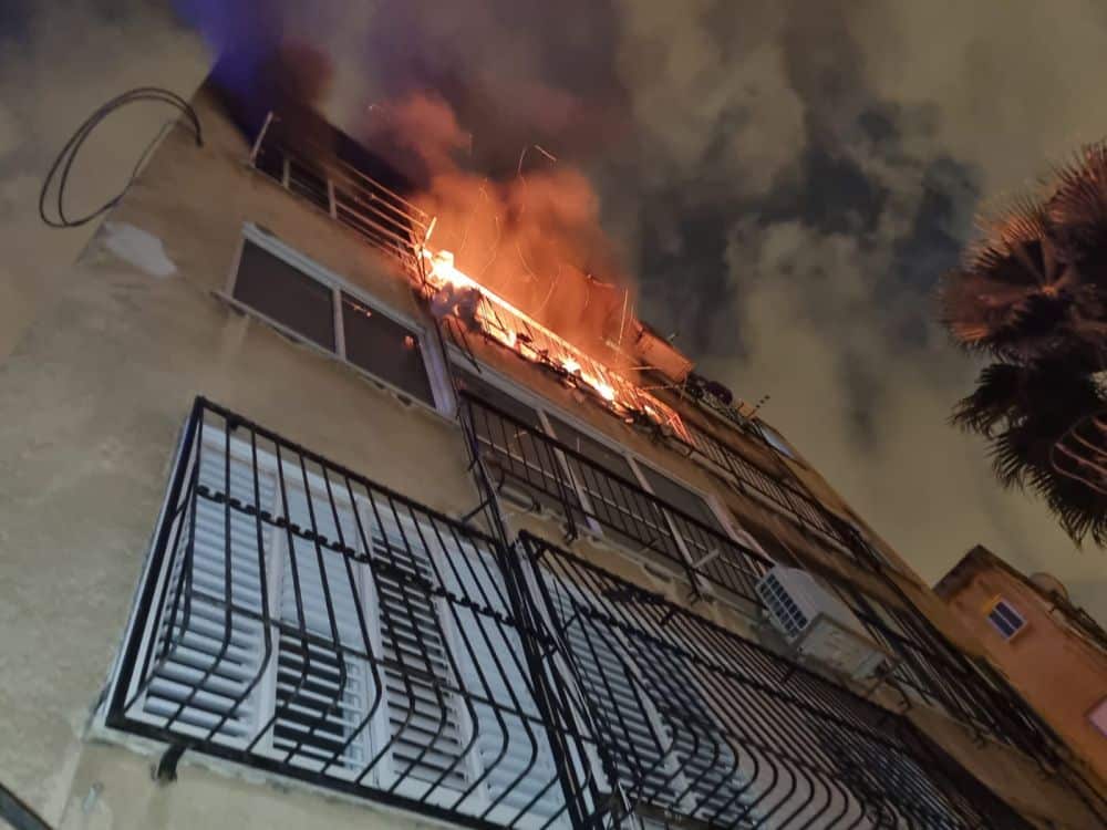 שריפה בבניין דירה צילום דוברות כבאות והצלה