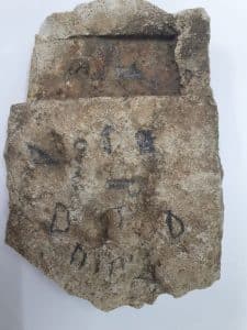 אבן כתב חרטומים עבודה צילום בית הספר ישעיהו חולון