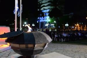 אנדרטה מול העירייה לזכר חללי מערכות ישראל בני חולון יזכור יום הזיכרון צילום-טל קירשנבאום