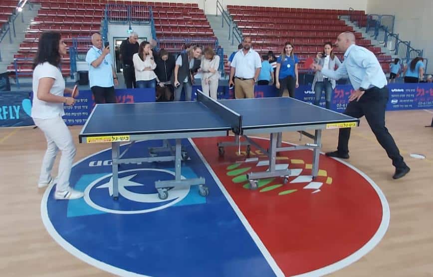 יעל ארד ויאיר רביבו מנסים את כוחם במשחק טניס שולחן. צילום באדיבות הוועד האולימפי בישראל.
