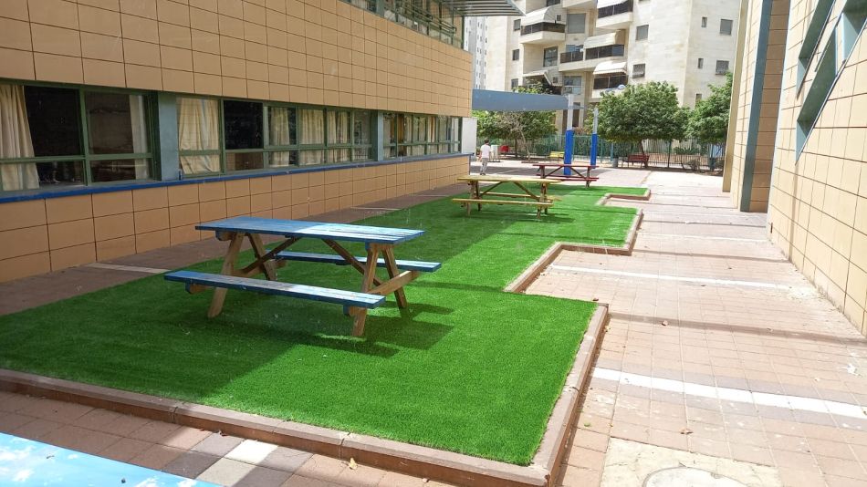 התקנת דשא סינתטי בחצר בית ספר שמיר צילום עיריית חולון