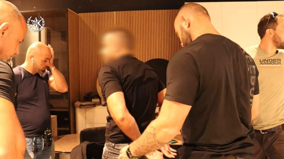 מעצר אזיקים שוטרים משטרה צילום דוברות משטרת ישראל