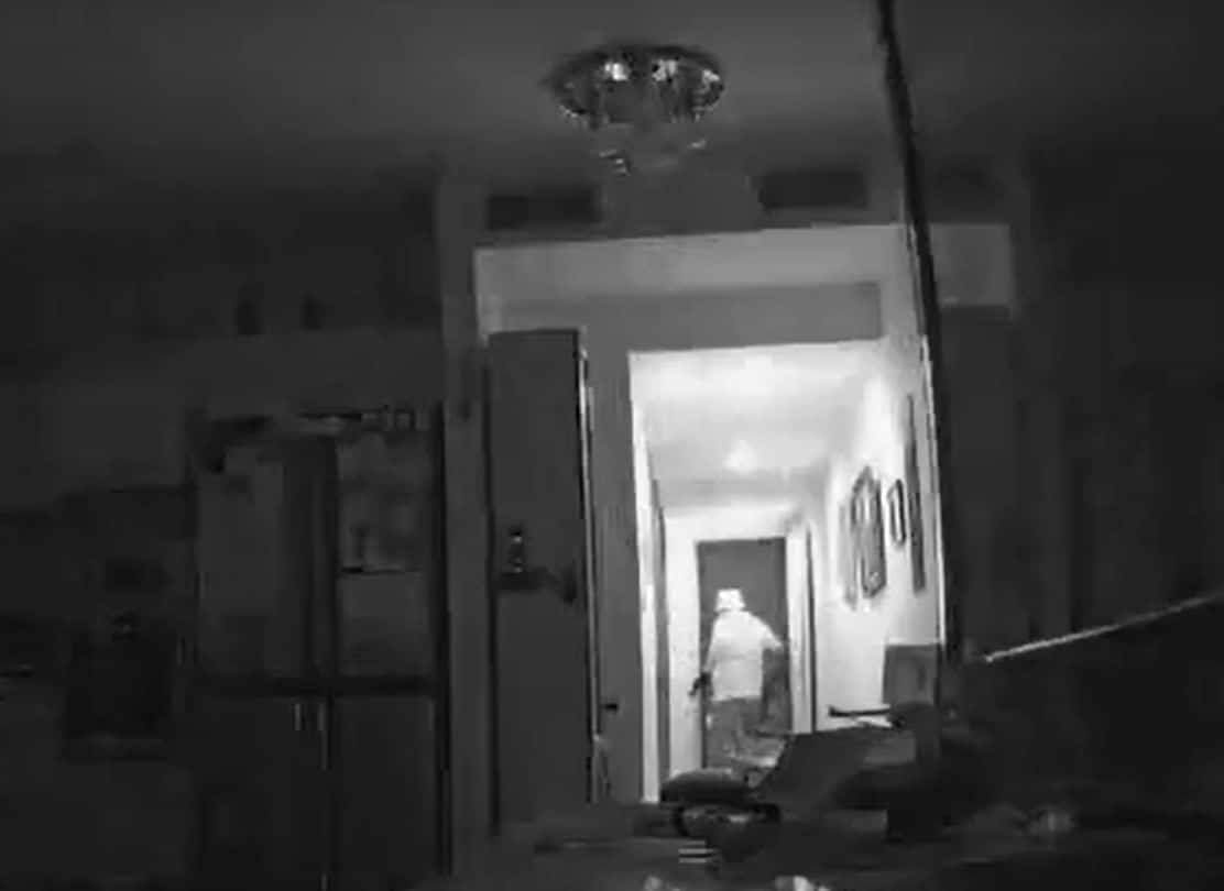 שודד בדירה צילום מצלמות אבטחה