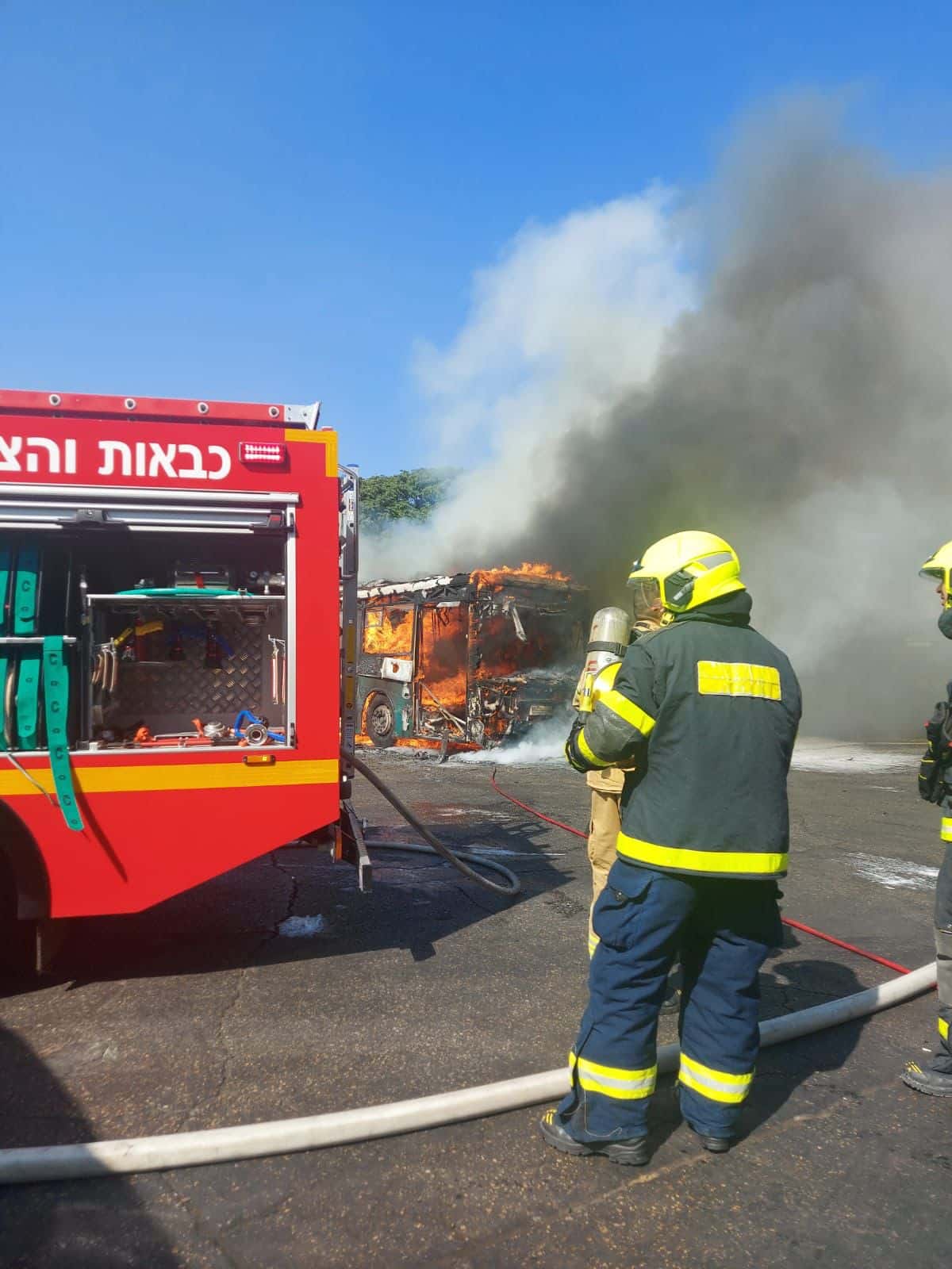 שריפה אוטובוס כבאי צילום דוברות כבאות והצלה והסברה תחנה אזורית חולון