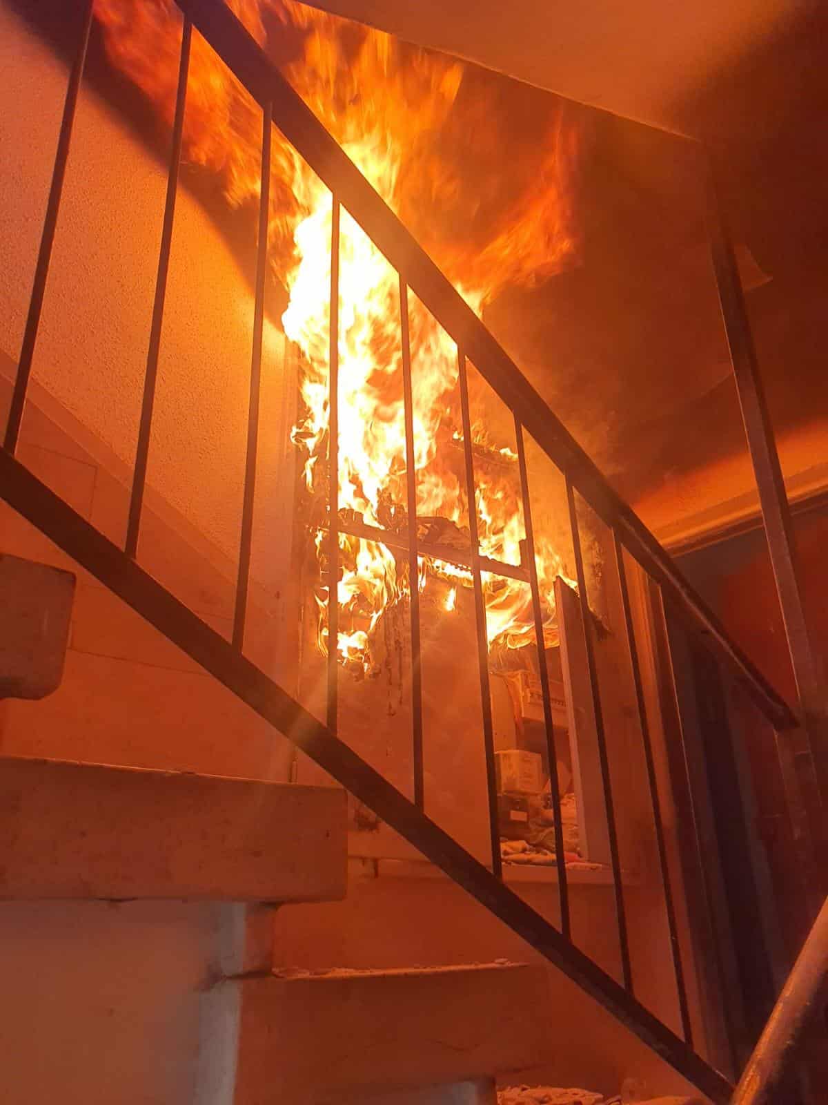 שריפה אש חדר מדרגות צילום דוברות כבאות והצלה תחנה איזורית חולון