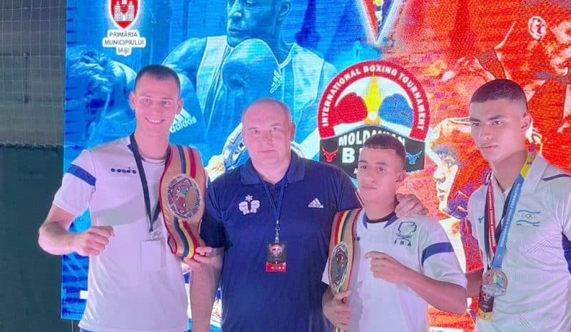 שלושת המתאגרפים שזכו במדליות בטורניר אגרוף ברומניה, עם המאמן יעקב וולוך
