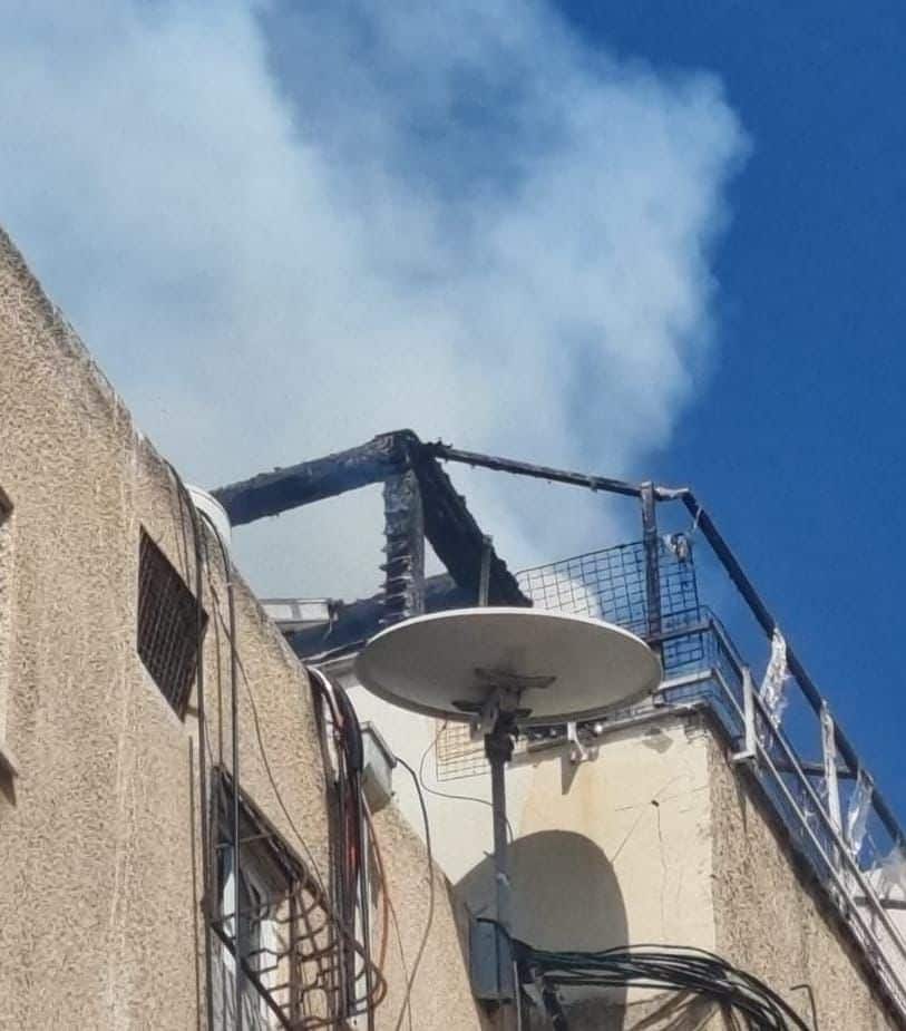 שריפה גג כבאות והצלה צילום דוברות והסברה תחנה איזורית חולון