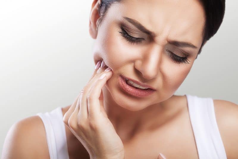 woman-feeling-tooth-pain
