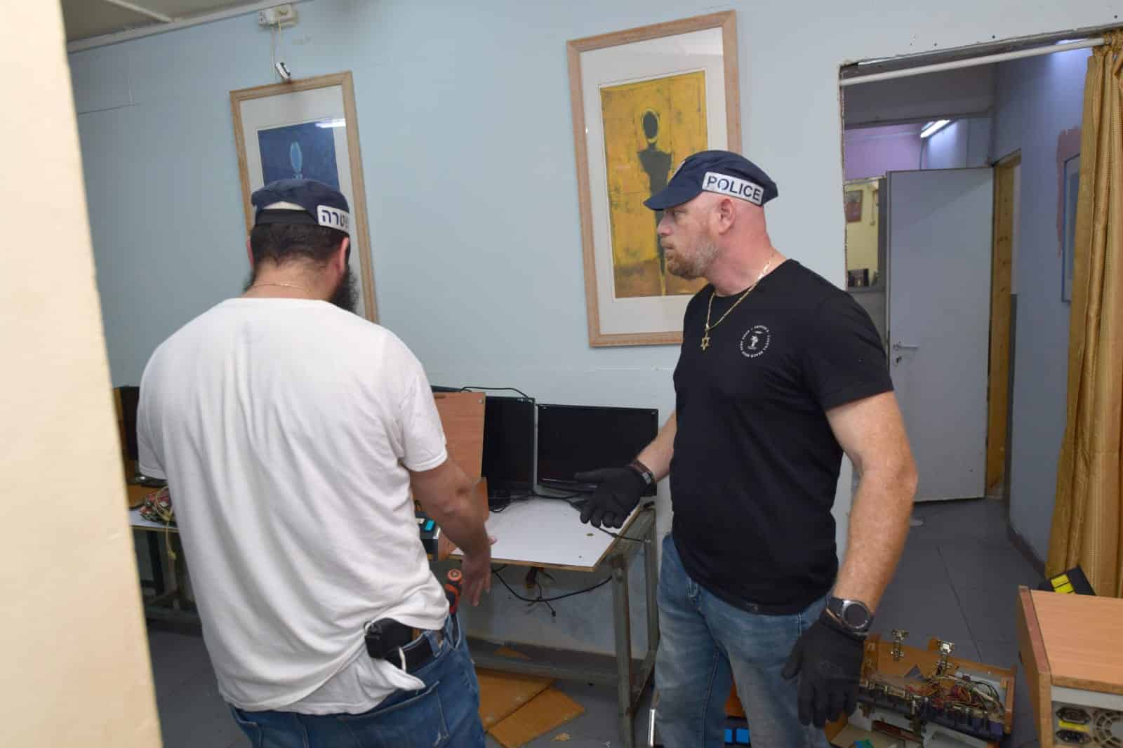 שוטרים פשיטה על בית הימורים צילום דוברות משטרת ישראל