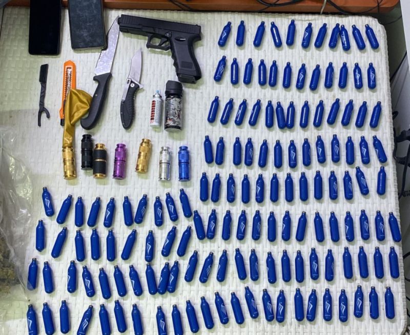 אקדח סכינים גז קצפות סמים צילום דוברות משטרת ישראל