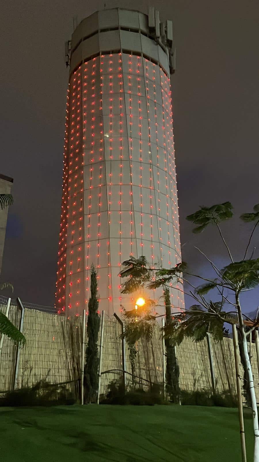 מגדל המים באדום