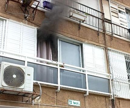 שריפה בדירה כבאות והצלה צילום דוברות והסברה תחנה איזורית חולון