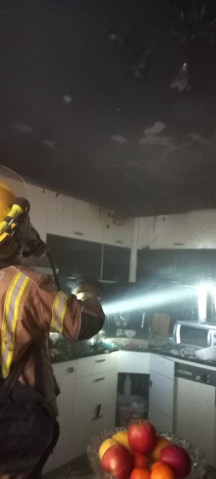 שריפה כבאי כבאות והצלה צילום דוברות והסברה תחנה איזורית חולון