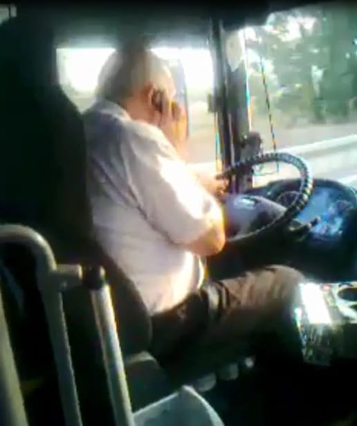 נהג אוטובוס בטלפון צילום אור ירוק
