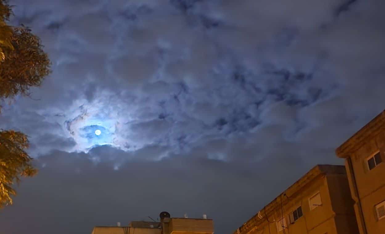 ירח עננים צילום רועי אסף