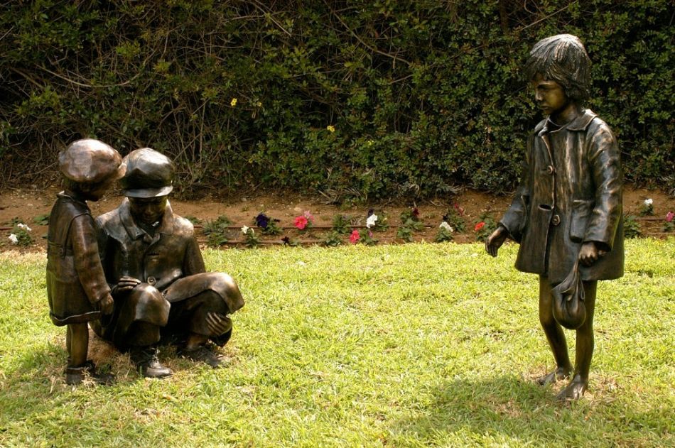 פסלי-ילדי-השואה-בחצר-בית-להיות-בחולון צילום עיריית חולון