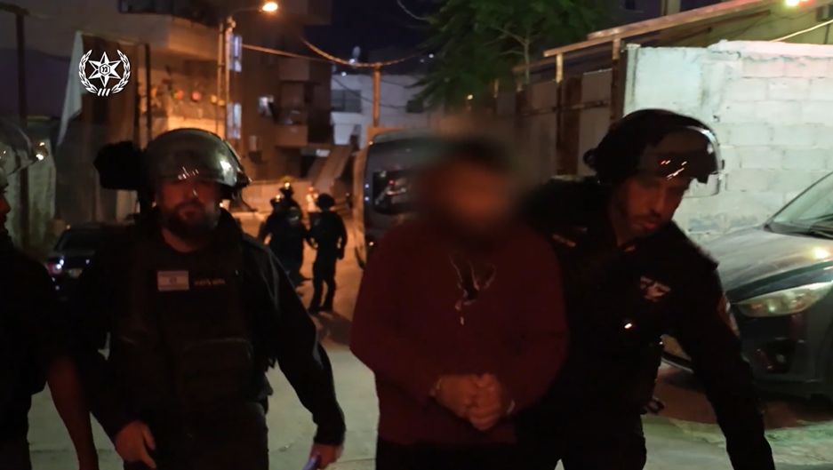 עצור מעצר אזיקים שוטרים צילום דוברות משטרת ישראל